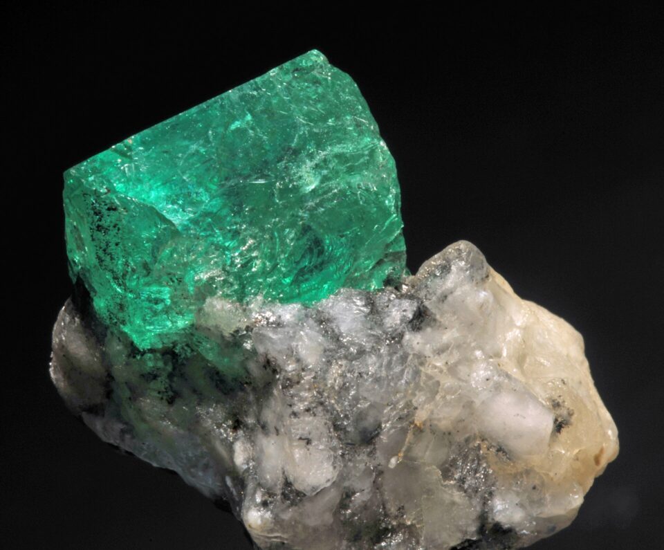 Béryl_var._émeraude_sur_gangue_(Muzo_Mine_Boyaca_-_Colombie)_2