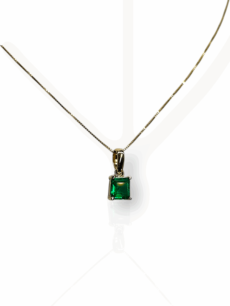 Classic emerald pendant