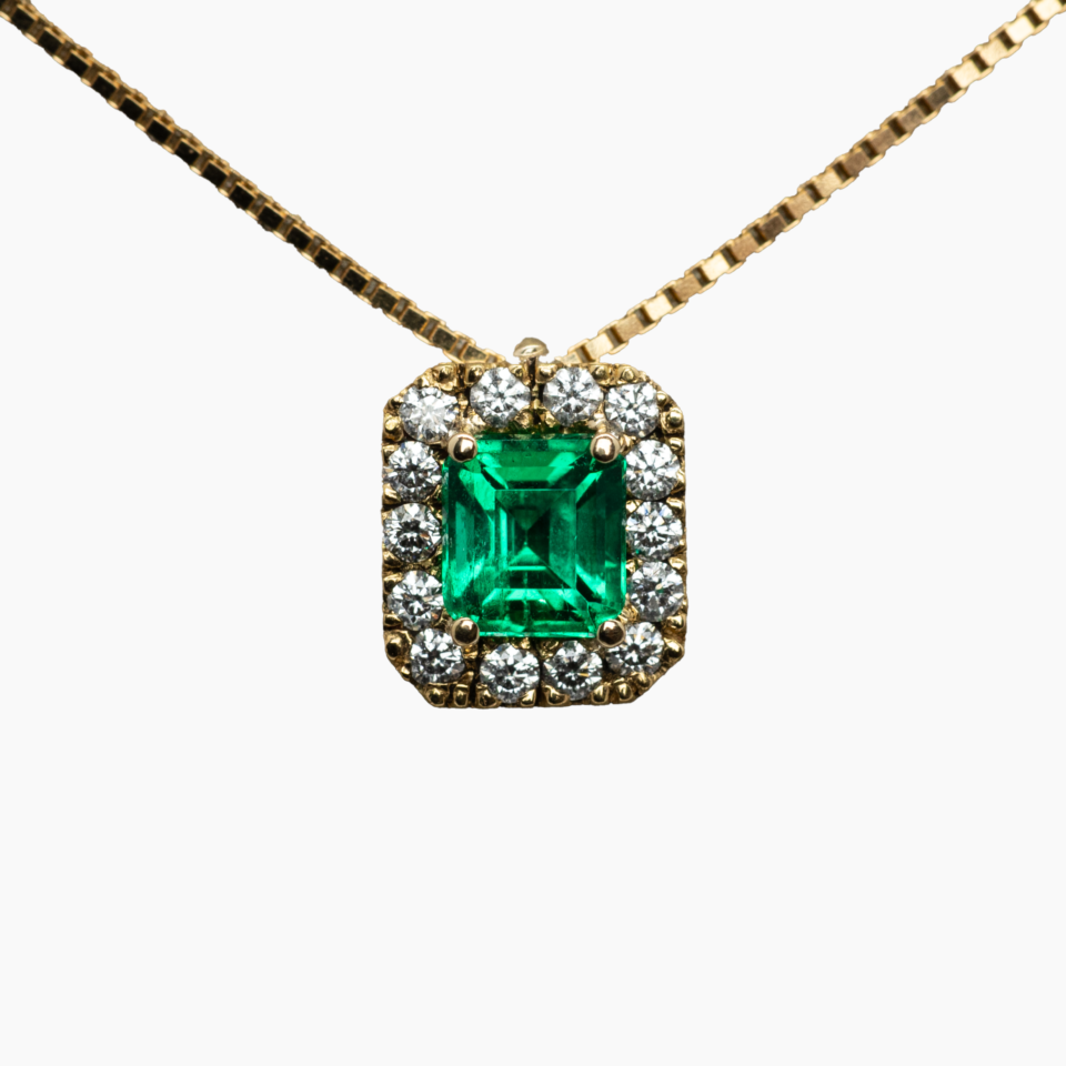 0.51 ct Emerald pendant with diamond halo